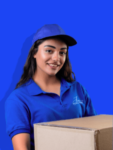 Joven sonriente con una caja, vestida con camisa y gorra azul, frente a un fondo azul.